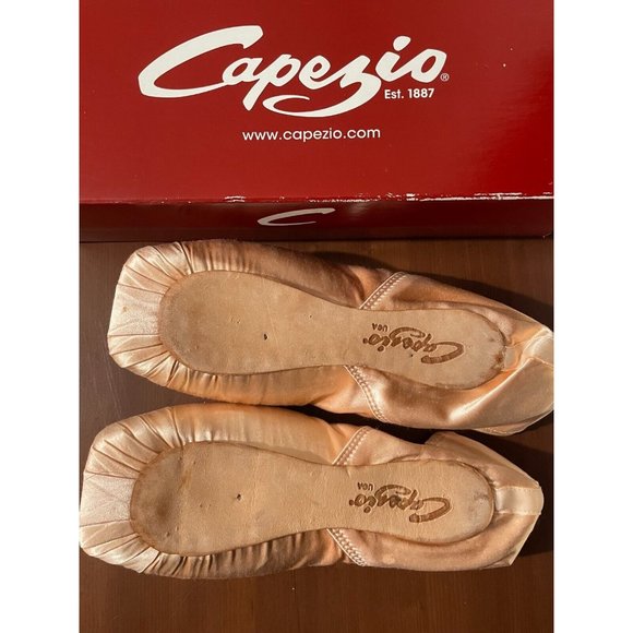 New Capezio USA Pointe Shoes Only for Arts and Crafts Size 7M Ballet - Picture 2 of 2